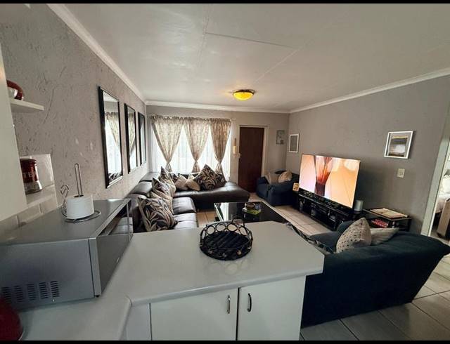 2 BEDROOM PROPERTY TO RENT IN GLEN MARAIS